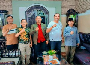 Tim Sahabat Rohmi-Firin Silaturahmi ke H. Subuhunnuri, Tokoh Pemuda Sasak Siap Berjuang Untuk Rohmi-Firin