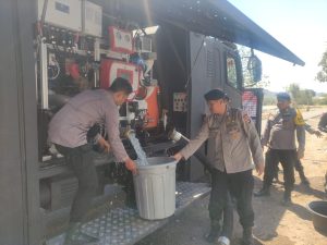 Musim Kemarau, Brimob NTB Salurkan Air Bersih di Poto Tano Sumbawa Barat