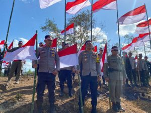 Jelang HUT ke 79 RI, Polres Sumbawa dan Sumbawa Barat Kibarkan Bendera di Puncak Gunung Galesa