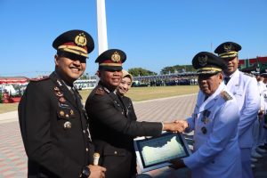 Layani SIM Gratis Bagi Disabilitas dan Masyarakat Peduli Sampah, Kasat Lantas Polres KLU Terima Penghargaan