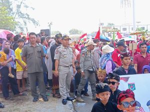 Anggota Sat Pol PP Lombok Utara Kolaborasi Amankan Jalannya Pawai Alegoris
