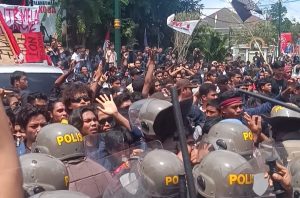 Video Detik-detik Demo Mahasiswa di DPRD NTB Ricuh, Kawal Putusan MK
