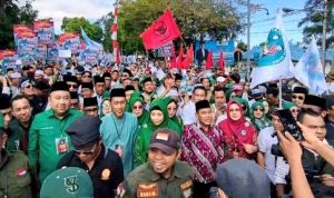 Ribuan Warga Iringi Pendaftaran Rohmi-Firin ke KPU NTB, Dominasi Jilbab Hijau