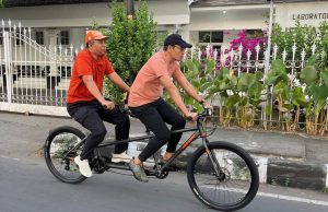 Bang Zul dan Tuan Guru Bajang Naik Sepeda Bergandengan, Arah Dukungan Untuk Dua Periode
