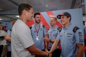 Tinjau MotoGP Indonesia 2024, Menparekraf Mampir ke Garasi Gresini Racing Bertemu Marquez