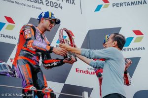 Presiden Joko Widodo Serahkan Trophy kepada Jorge Martin Peraih Podium Utama MotoGP Indonesia   