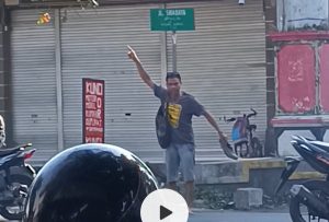Video Seorang Pria Yang Diduga ODGJ di Kekalik Mataram Bikin Ulah Bawa Pisau, Bisa Bahaya…