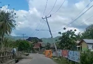 Warga Taliwang KSB Keluhkan Deretan Tiang Listrik Yang Miring, PLN Langsung Respon