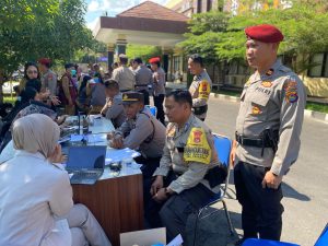 Satres Narkoba Polres KLU Gelar Pengecekan Urine Pada Seluruh Anggota 