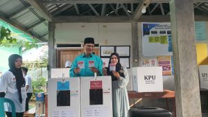 Cawabup Lombok Utara Nomor 3, Junaidi Arif Gunakan Hak Pilihnya di TPS 5 Desa Bentek
