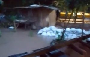 Sumbawa Barat Siaga Banjir, Air Mulai Masuk Pekarangan Warga di Desa Lamunga Taliwang