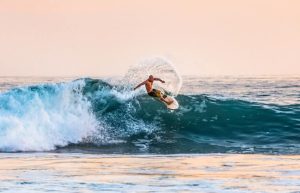 Bukan Pantai Lakey, Lokasi Terbaik di Dunia Untuk Berselancar Ada di Lombok Ternyata