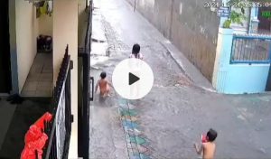 Video Detik-detik Anak 2 Tahun terperosok ke Saluran Air Saat Mandi Hujan, Hanyut Hingga Saat Ini Belum Ditemukan