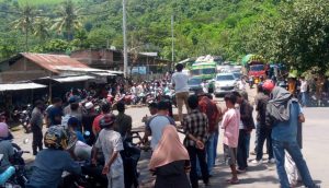 Warga di Dompu Kembali Blokir Jalan di Madaprama, Minta Polisi Klarifikasi Terduga Bandar Yang Dibebaskan