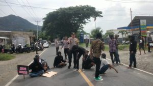 Demo di Kejari Sumbawa Barat Berujung Blokir Jalan, Kajari Enggan Bertemu Dengan Massa Aksi di Luar