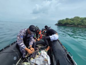 Lanal Mataram Kolaborasi Dengan Mahasiswa KKN Unram Lakukan Konservasi Terumbu Karang di Gili Petelu Lombok Timur