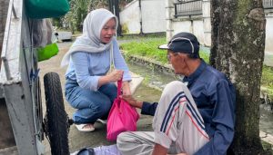 Mahasiswa Magister Ilmu Ekonomi Unram Salurkan Bantuan Sosial Untuk Warga Miskin di Kota Mataram