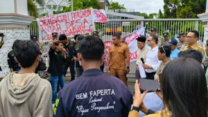 HIMA-MPB Gelar Unjukrasa di DPRD NTB, Desak Pemerintah Penuhi Janjinya Bangun Jembatan di Madapangga Bima Pada 2024