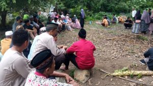Turut belasungkawa, Bhabinkamtibmas Desa Beru Hadiri Pemakaman Warga