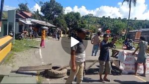 Buntut Dari Aksi di Depan Kantor DPRD, Warga Blokir Jalan Jembatan di Dua Titik di Dompu, Minta Kapolres Dicopot