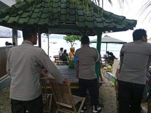 Personel Polsek Taliwang Turun ke Tempat Wisata Pantai, Himbau Masyarakat Waspada Cuaca Extrime