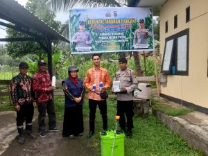 Polsek Pemenang Bersama Distan Gelar Penyemprotan Tanaman Jagung