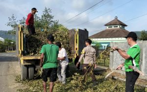 Bhabinkamtibmas Desa Belo Bersama Masyarakat Gotong Royong Sterilkan Jalan Bekas Tebang Pohon di Pinggir Jalan Raya