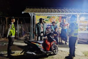 Anggota Piket Jaga Polsek Poto Tano Laksanakan Patroli Dialogis, Jaga Situasi Kamtibmas Tetap Kondusif