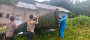 Bhabinkamtibmas Desa Mantun Bantu Warga Yang Terdampak Angin Kencang