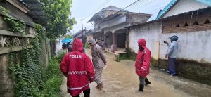 Pantau Debit Air Sungai Patroli Dialogis Sat Samapta Polres Sumbawa Barat Imbau Masyarakat Tetap Waspada Bencana Banjir