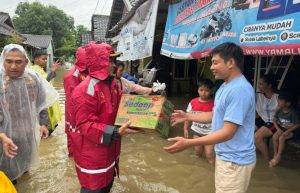 Kapolres Sumbawa Barat Turun Langsung Tinjau Banjir dan Berikan Bantuan Kepada Warga Terdampak