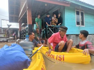 Reaksi Cepat Polres Sumbawa Barat Evakuasi Nenek dan Kakek di Taliwang Terdampak Banjir