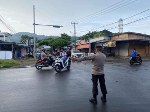 Polsek Pemenang Tingkatkan Keamanan Berlalu Lintas Melalui Strong Point