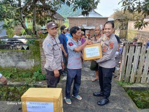 Polsek Seteluk Salurkan Bantuan Sosial Untuk Korban Kebakaran