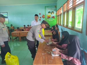 Polres Sumbawa Barat Tetap Beri Bantuan Makan Bergizi Gratis Murid di Dua Sekolah