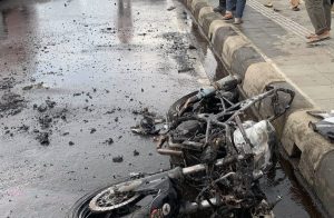 Kecelakaan Beruntun Depan RSUD Lombok Utara, Mengakibatkan Kawasaki Ninja Terbakar