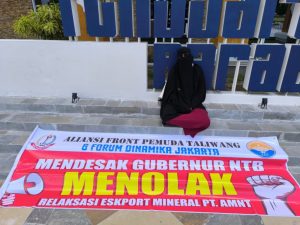 Spanduk Tolak Relaksasi Ekspor Konsentrat PT AMNT Digelar di Kantor Gubernur NTB
