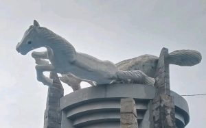 Aduh! Patung Kuda Kayangan Lombok Utara Roboh Diterjang Angin Kencang