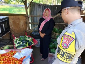 Bhabinkamtibmas Desa Maluk Lakukan Sambang ke Petani Monitoring Pekarangan Pangan Bergizi