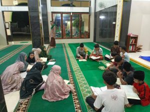Bhabinkamtibmas Polsek Taliwang Semarakkan Ramadhan 1446 H Dengan Sholat Taraweh dan Tadarus Bersama Masyarakat
