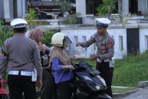 Berkah Ramadhan Sat Lantas Polres Sumbawa Barat Bagikan Takjil kepada Masyarakat