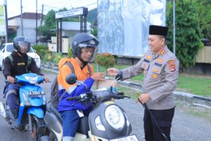 Kapolres Sumbawa Barat Bersama PJU Bagikan Takjil di Depan Mapolres Bagi Pengguna Jalan
