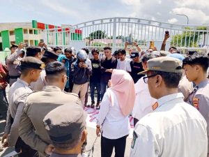 Satpol PP Lombok Utara Amankan Aksi Unjuk Rasa Mahasiswa di Kantor Bupati