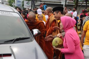 Kapolres Lombok Utara Ikut Bagikan Takjil Bersama KBTI