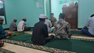 Perkuat Ukhwah Islamiyah, Kapolsek Sekongkang Laksanakan Sholat Isya’ dan Tarawih Berjamaah