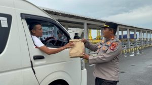 Kegiatan Ramadhan Suci, Personel Polsek KPL Tano Berbagi Berkah Paket Berbuka Puasa kepada Kru Kapal dan Pengguna Jasa Penyeberangan