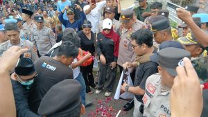 Ratusan Warga Lombok Utara Gelar Aksi Turun ke Jalan, Tuntut Keadilan Kematian Rizki Wathoni
