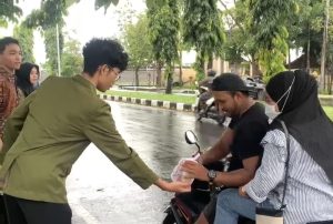 BPS Provinsi NTB Bersama Mahasiswa Magang Bagi-bagi Takjil, Hadirkan Keberkahan di Bulan Ramadhan