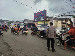 Polsek Maluk Turunkan Anggota Antisipasi Kemacetan Lalulintas di Titik Rawan Saat Ngabuburit