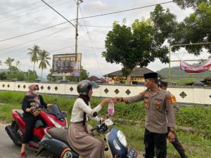 Sebar Kehangatan di Bulan Suci Ramadhan, Personel Polsek Brang Rea Bagikan Takjil Kepada Masyarakat